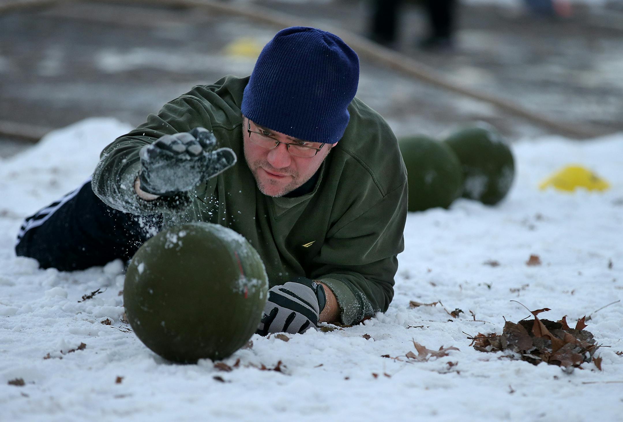 Troy Nodes braved the snow and cold in one of the exercise stations during a workout at Central Park Victoria West, Saturday, December 6, 2014 in Roseville, MN. ] (ELIZABETH FLORES/STAR TRIBUNE) ELIZABETH FLORES • eflores@startribune.com