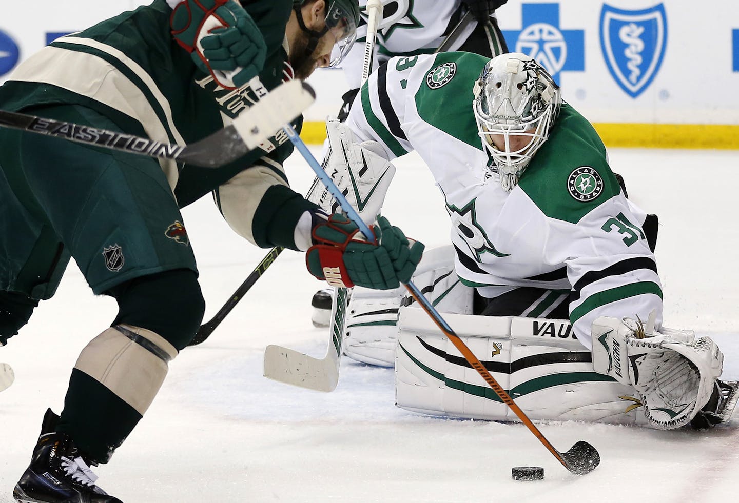 Jason Zucker (16) maneuvered in front of Dallas goalie Antti Niemi (31) in the first period. ] CARLOS GONZALEZ cgonzalez@startribune.com - April 20, 2016, St. Paul, MN, Xcel Energy Center, NHL, Hockey, Minnesota Wild vs. Dallas Stars, First Round Stanley Cup Playoffs, Game 4