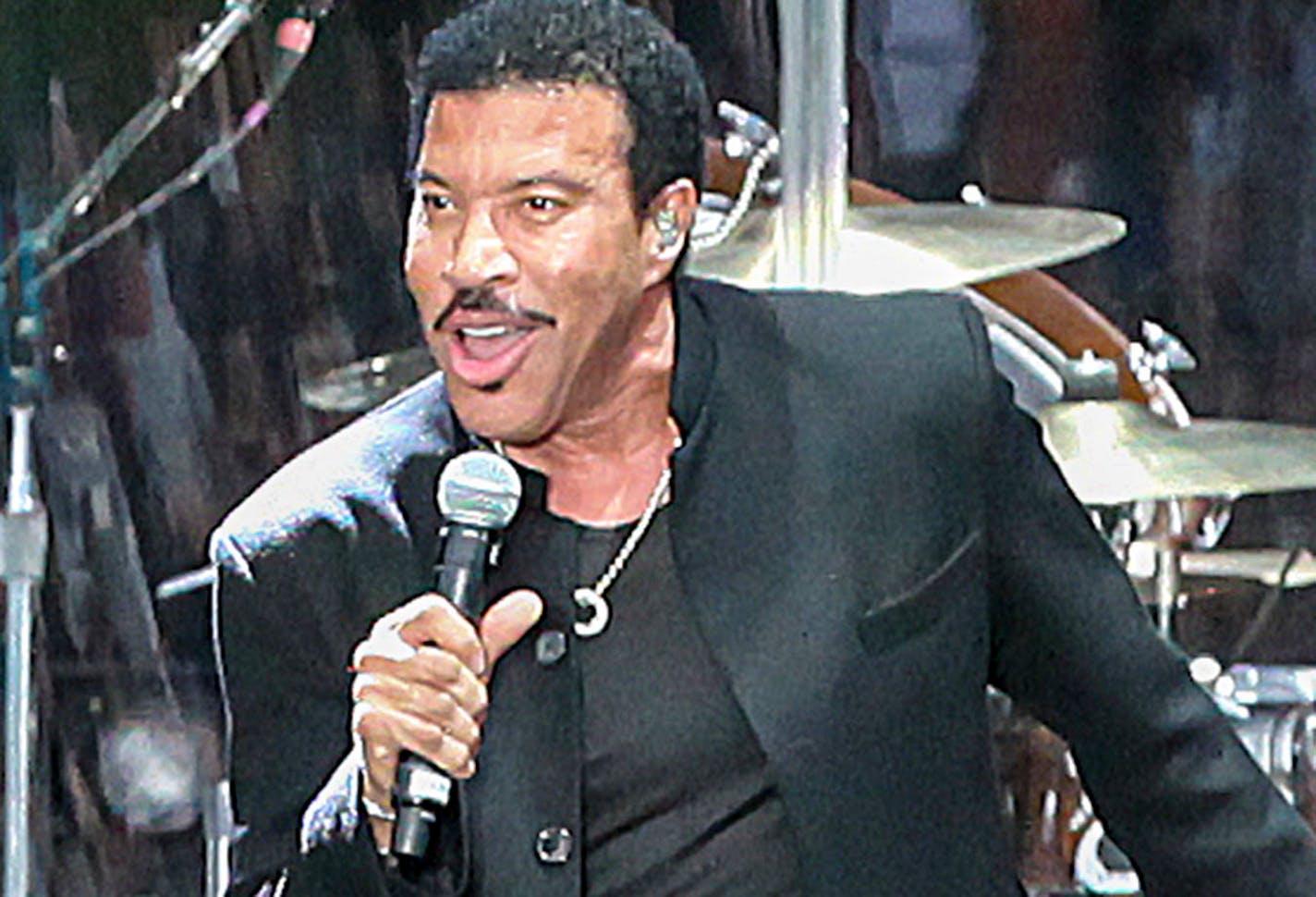 Review of Lionel Richie at new amphitheater at Mystic Lake, Thursday June 22, 2017 at Mystic Amphitheater.