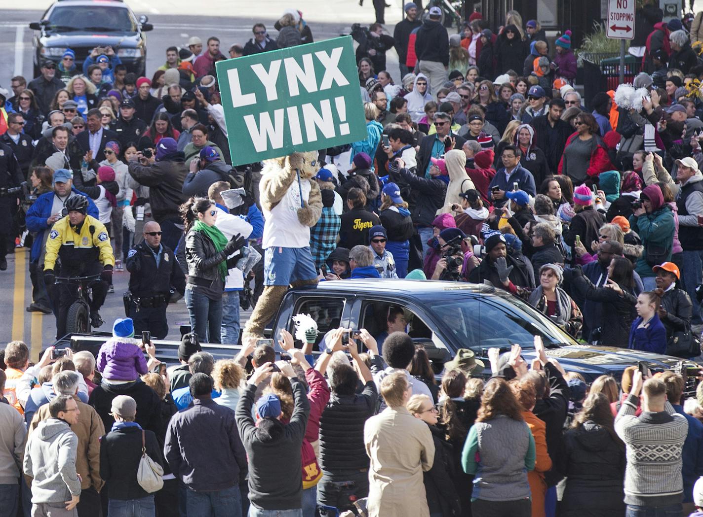 The Lynx parade turns down 7th Street toward Target Center. ] (LEILA NAVIDI/STAR TRIBUNE) leila.navidi@startribune.com BACKGROUND INFORMATION: A parade and rally for the Minnesota Lynx to celebrate their 2015 WNBA Championship in downtown Minneapolis on October 16, 2015.