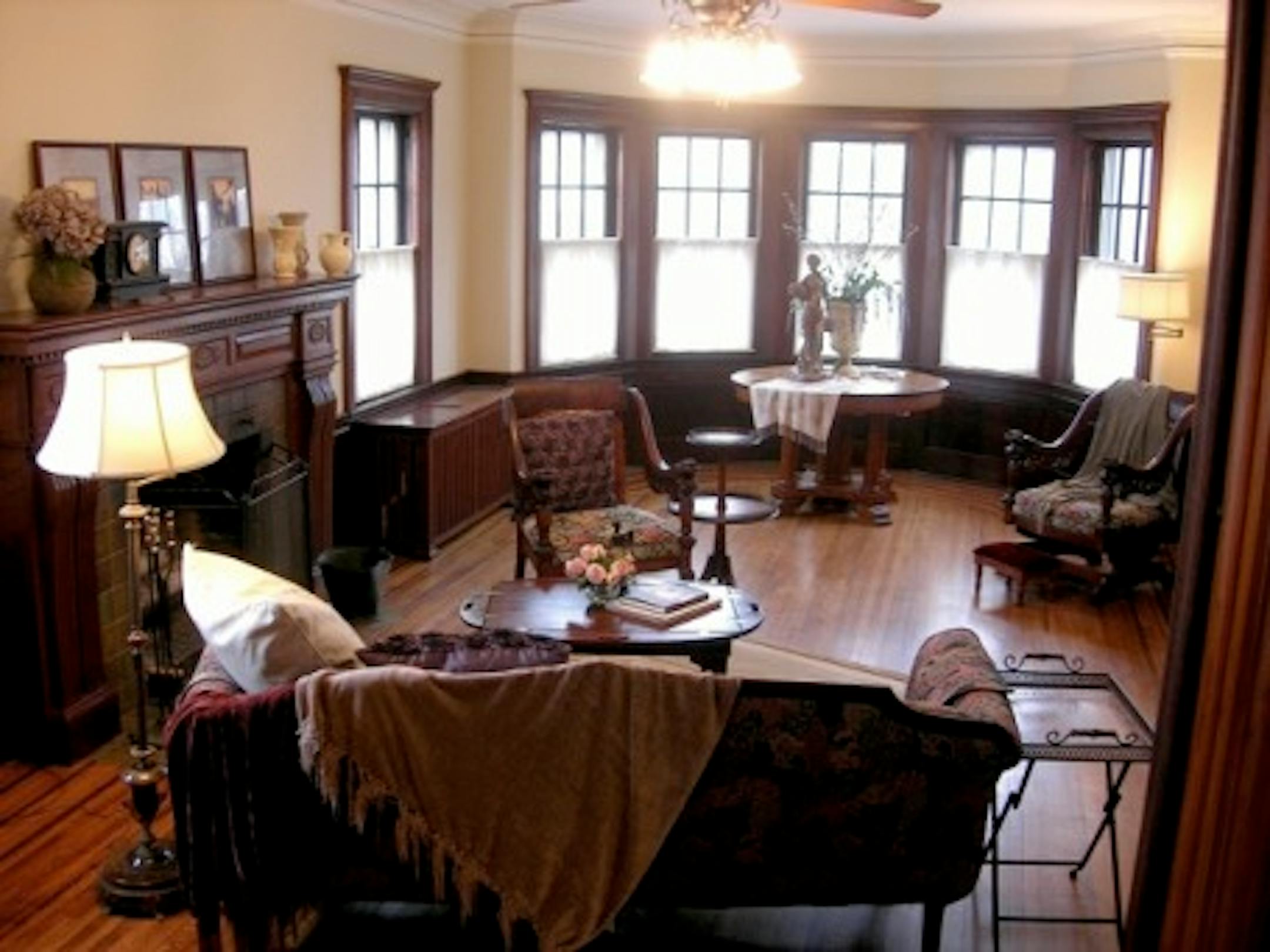 Here's the living room in that house at 1731 Oliver.