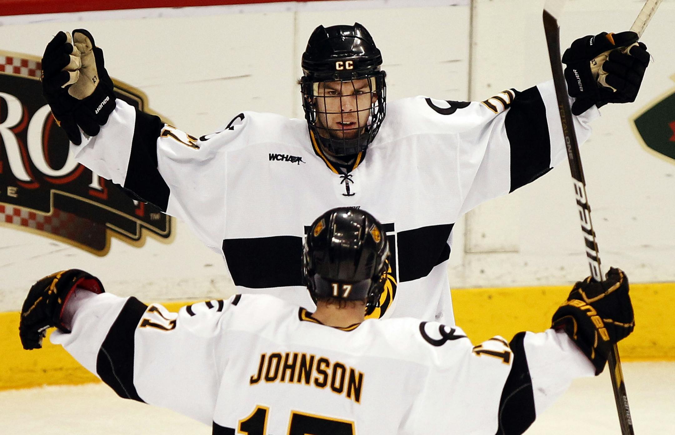 Colorado College's William Rapuzzi (27) and Tyler Johnson (17) celebrated Rapuzzi's goal in the first period.