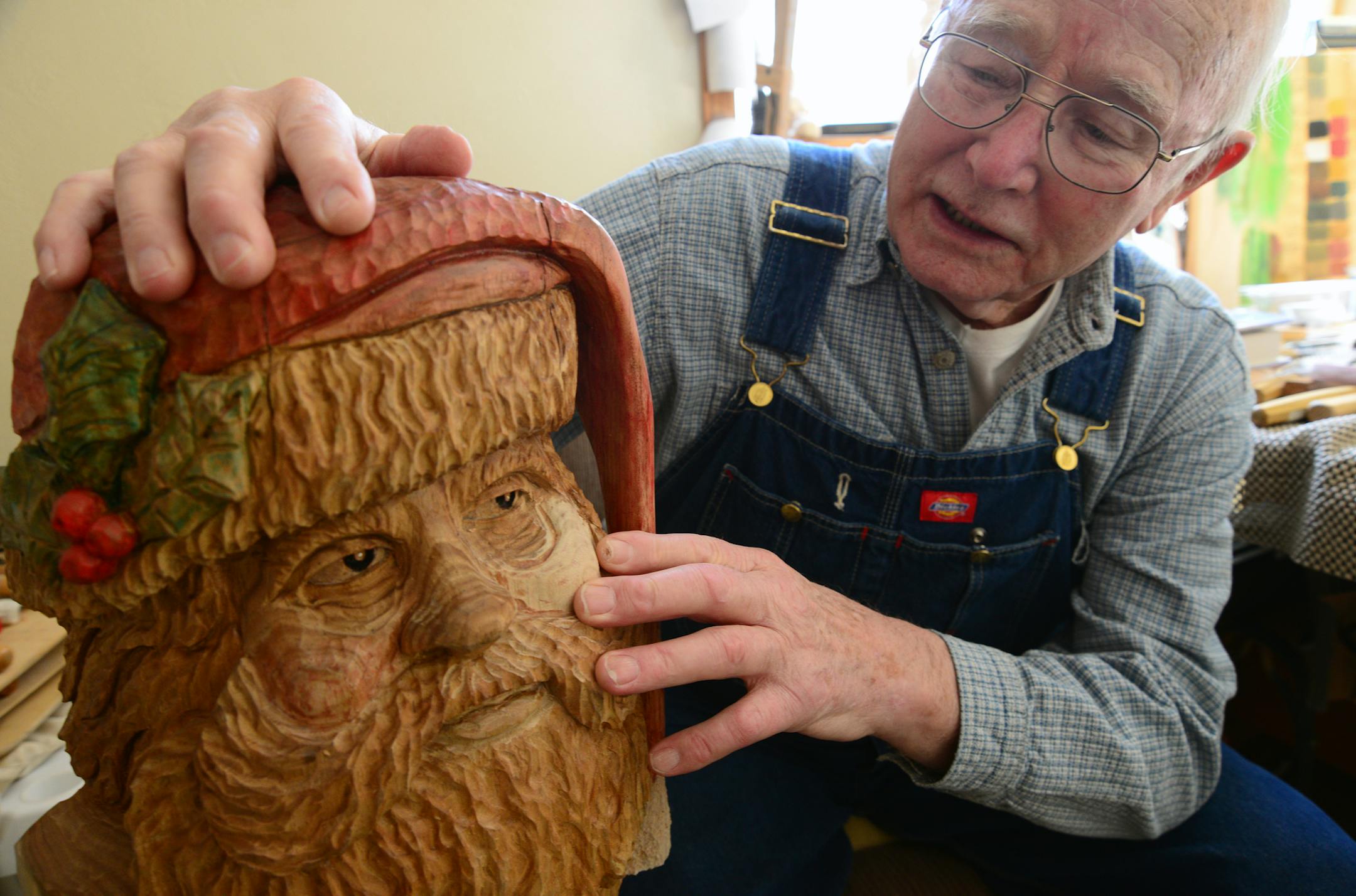 Kent Holst began wood carving as a hobby 30 years ago, after he retired from owning a sports bar. Now 85, he just won a regional contest at the Minneapolis VA hospital, which plans to enter his work in national competition. He was working on a Santa Claus carving for his daughter. ] Richard.Sennott@startribune.com Richard Sennott/Star Tribune. , Anoka Minn. Thursday 2/21/13) ** (cq)