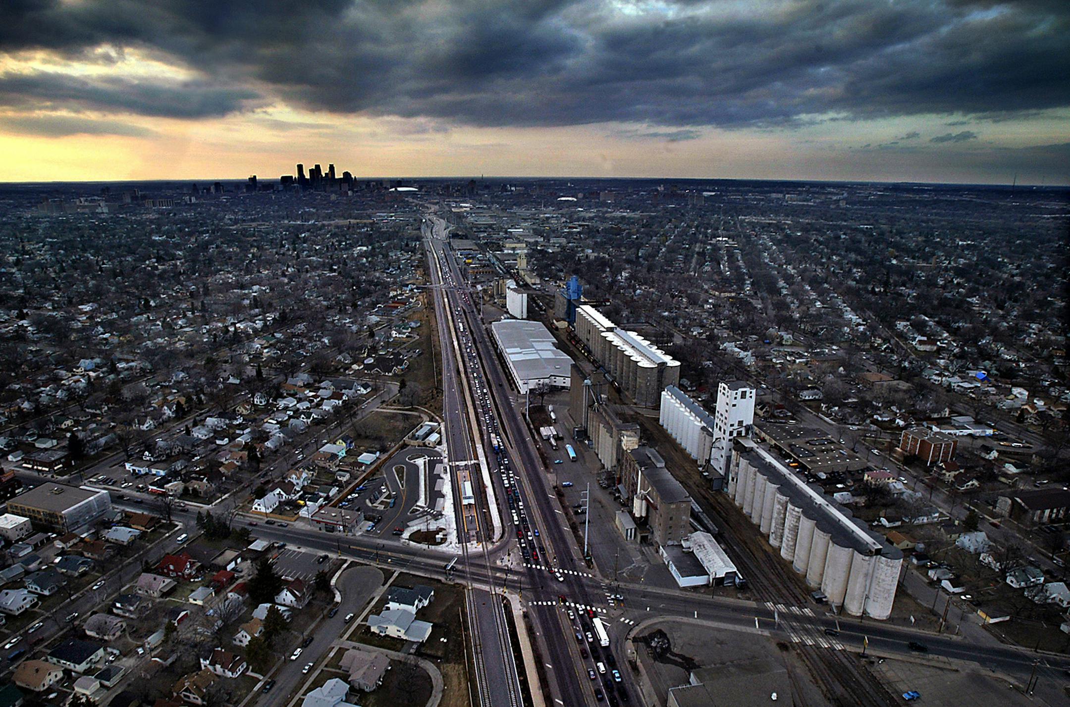 Jim Gehrz/Star Tribune 3/22/04 Minneapolis 5:45 PM The light rail line runs toward downtown Minneapolis alongside Hiawatha Ave. as seen from E. 38th St.