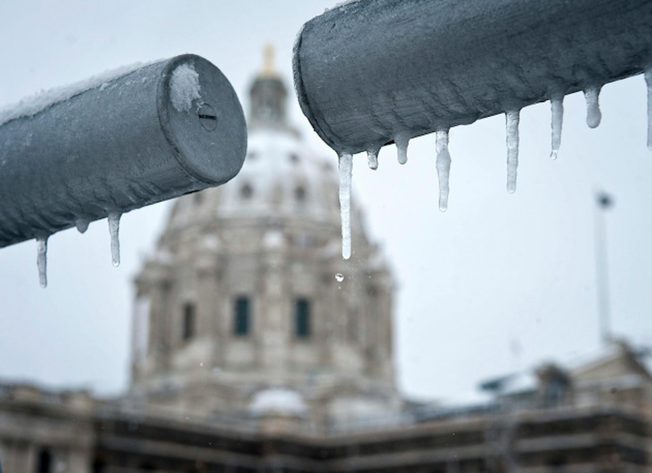 Melting icicles hung from the guardrail across University Avenue next to the State Capitol dome Thursday, April 11, 2013.       ]   GLEN STUBBE * gstubbe@startribune.com