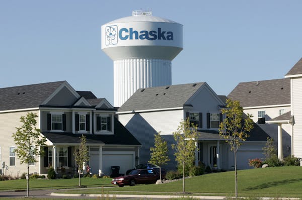 Jennifer Simonson/Star Tribune Chaska, MN-Thurs., Sept. 16, 2004 Chaska's Clover Ridge development includes hundreds of new homes.
GENERAL INFORMATION