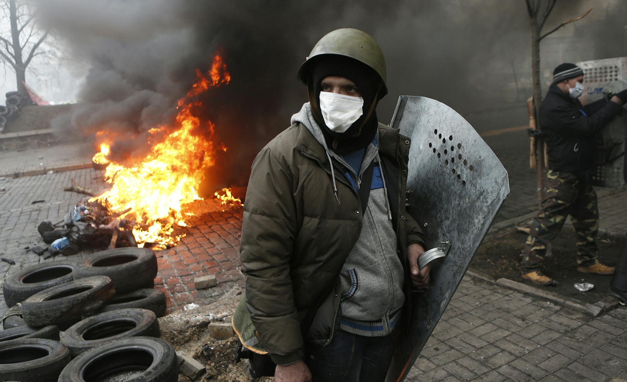 Anti-government protesters man a barricade in central Kiev, Ukraine, Thursday, Feb. 20, 2014. A brief truce in Ukraine's embattled capital failed Thursday, spiraling into fierce clashes between police and anti-government protesters. (AP Photo/Darko Bandic) ORG XMIT: MIN2014022012361472