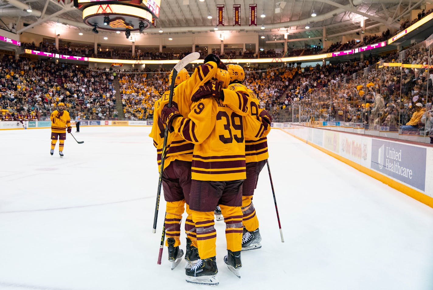 Minnesota players swarm forward Matthew Knies (89) to celebrate after he scored a goal in the second period against the University of Minnesota Duluth on Friday October, 22, 2021 at 3M Arena at Mariucci in Minneapolis. ]