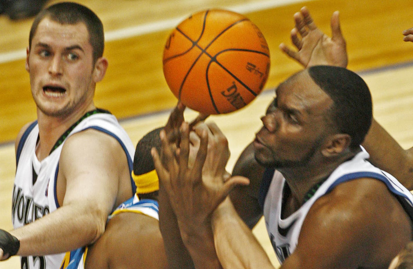 MARLIN LEVISON * mlevison@startribune.com Assign. #20009713O- December 9, 2009] GENERAL INFORMATION: Timberwolves vs. New Orleans Hornets. Hornets won 97-96. IN THIS PHOTO: Wolves Al Jefferson went after a rebound as teammate Kevin Love, left looked on.