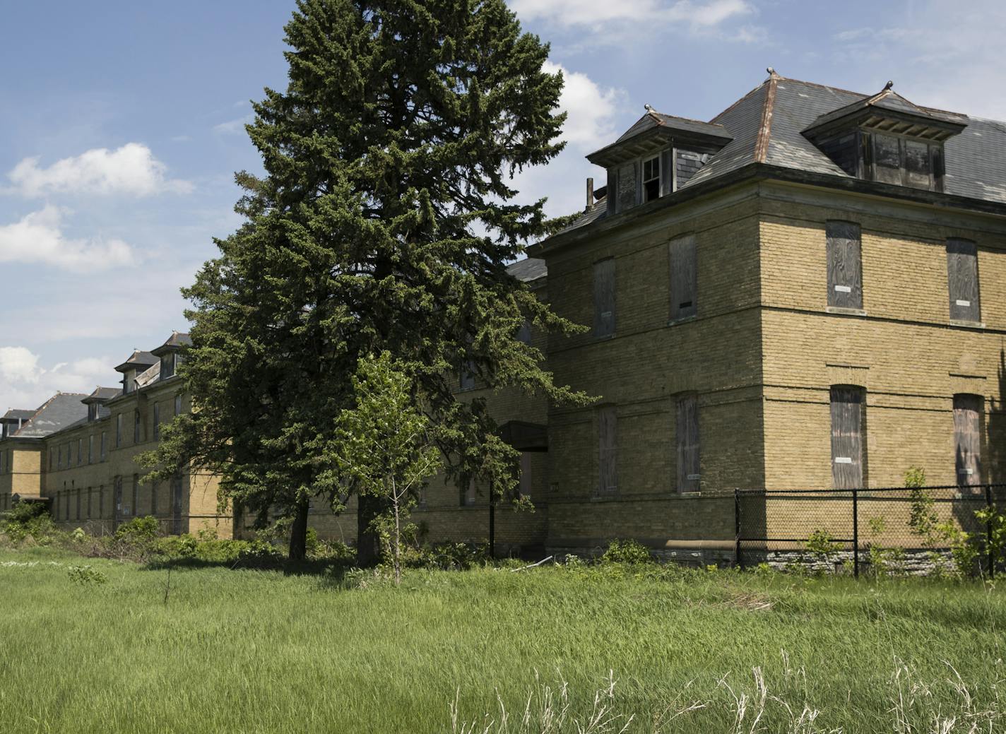 The Fort Snelling barracks photographed on May 24,, 2018, in St. Paul, Minn. An item tucked into the Legislature's bonding bill would hasten the conversion of the Fort Snelling barracks into affordable housing units, at a high price tag. ] RENEE JONES SCHNEIDER &#xef; renee.jones@startribune.com