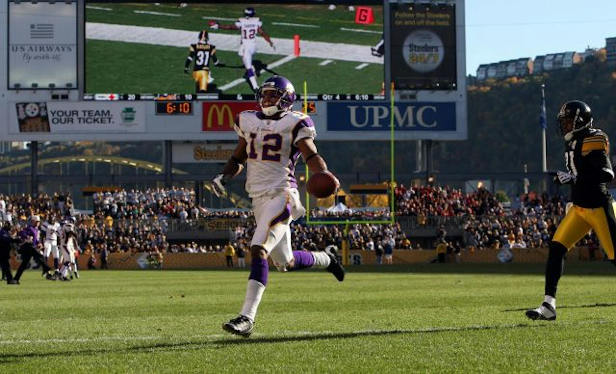 Percy Harvin (12) returned a kickoff for a touchdown in the fourth quarter. Pittsburgh beat Minnesota by a final score of 27-17.