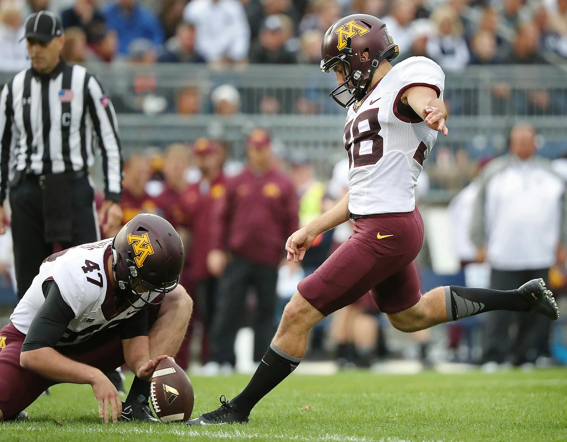 Minnesota's place kicker Emmit Carpenter kicked a field goal in the second quarter as Minnesota took on Penn State at Beaver Stadium, Saturday, October 1, 2016 in State College, PA. ] (ELIZABETH FLORES/STAR TRIBUNE) ELIZABETH FLORES • eflores@startribune.com