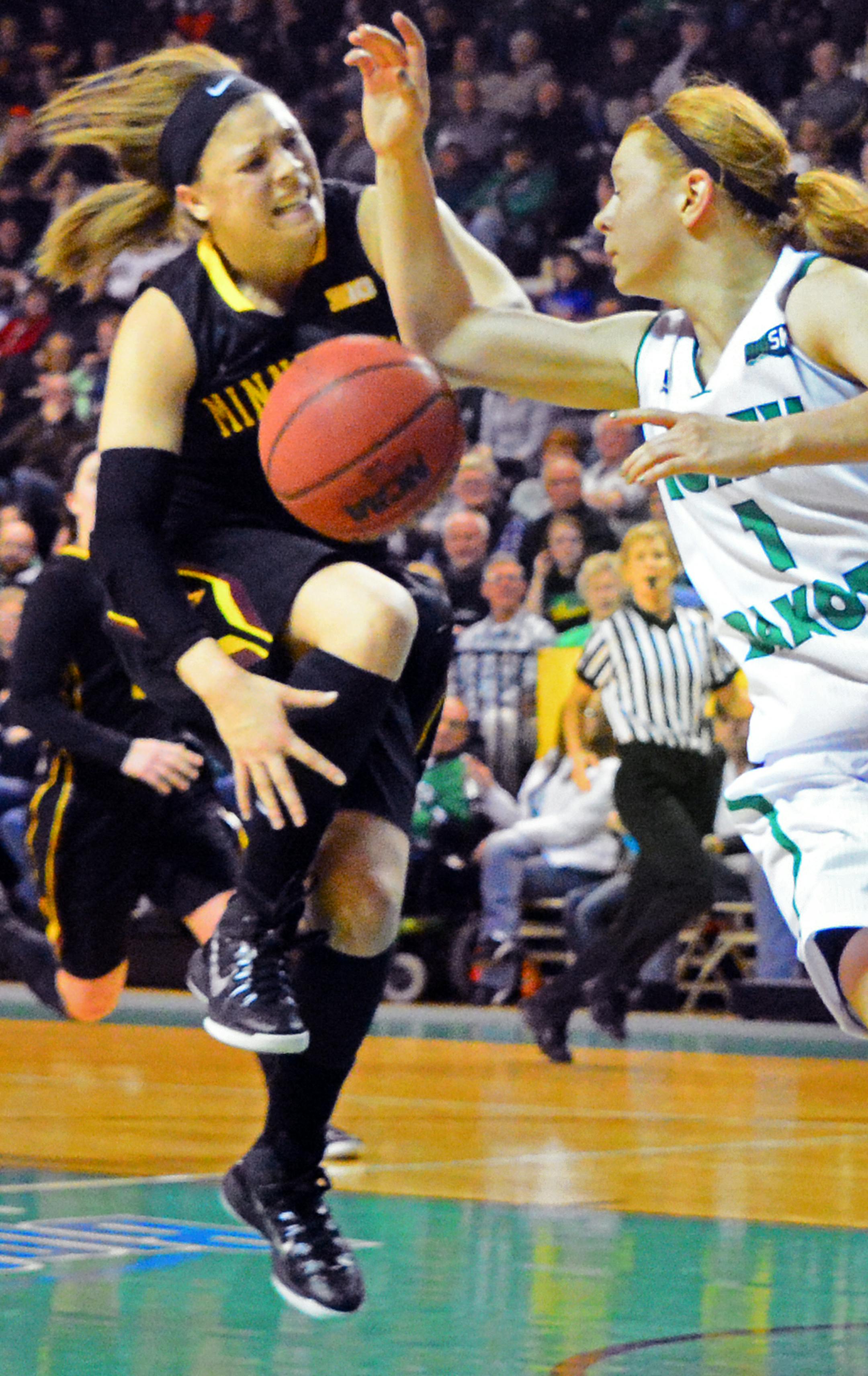 Gophers’Äô women’Äôs basketball star Rachel Banham suffered a knee injury midway through the first half Wednesday night in Grand Forks, N.D.