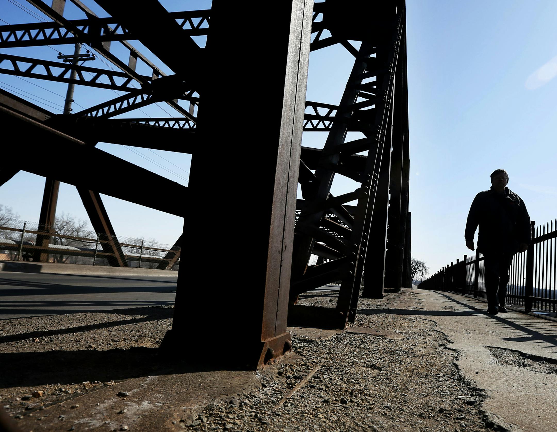 The St. Anthony Parkway bridge has a bridge rating of 2 on a scale of 100 about cars cross the bridge daily, Thursday March, 28, 2013 in Minneapolis, MN. ] JERRY HOLT ‚Ä¢ jerry.holt@startribune.com