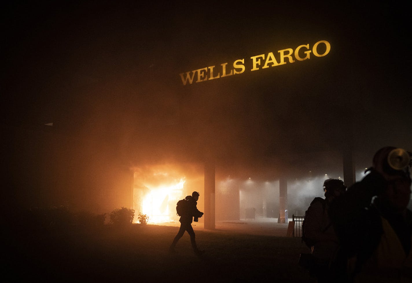 Smoke billows from a fire at the Wells Fargo near the Fifth Precinct in Minneapolis on Friday, May 29, 2020. (Renee Jones Schneider/Minneapolis Star Tribune/TNS) ORG XMIT: 1674513