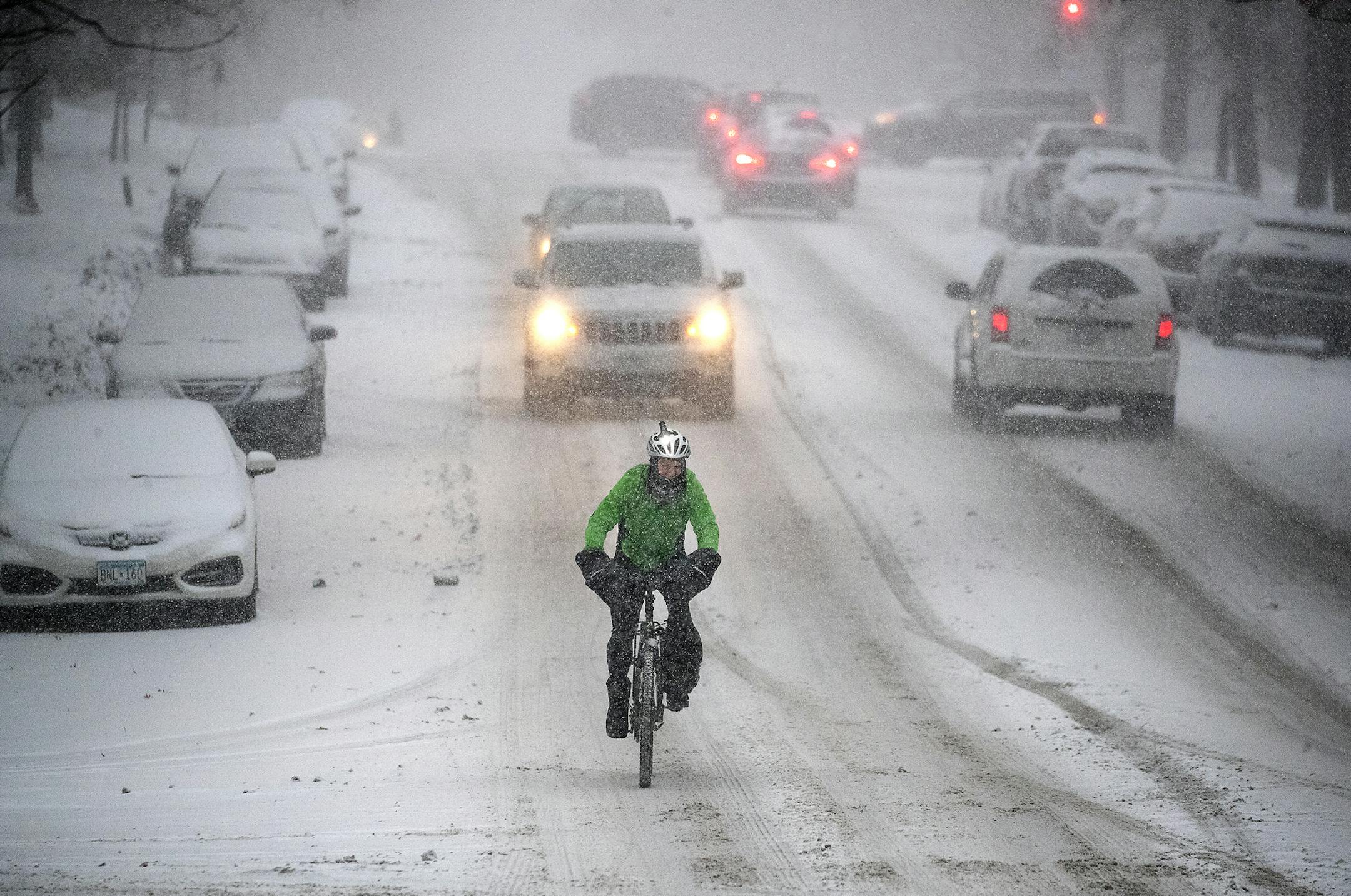 The morning commute either by car, bike or on foot was met with a snowy trek, Monday, December 9, 2019 in St. Paul, MN. ] ELIZABETH FLORES • liz.flores@startribune.com