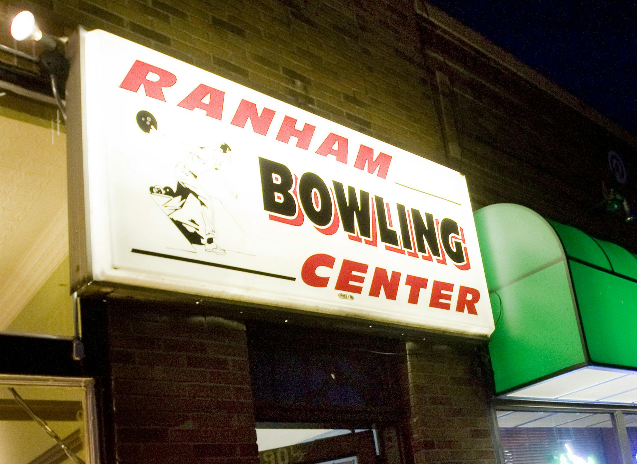 TOM WALLACE ï twallace@startribune.com Assign# 00007011A slug_dumps0326 Date: March 10 2009 Photos for Bill Wardís essay on why we love 'Dive' places, This is a round -up of some favorites. Alís - breakfast spot, Uptown theater, Nyes Polonaise - the polka bar side, Reds Savoy Pizza - 7th st, East St Paul, Midway used books, The Wienery. Rahn-Ham Bowl---] This is Rahn-ham Bowl 490 1/2 Hamline Ave S, St Paul, MN 55116-1613 ORG XMIT: MIN2013111810512609