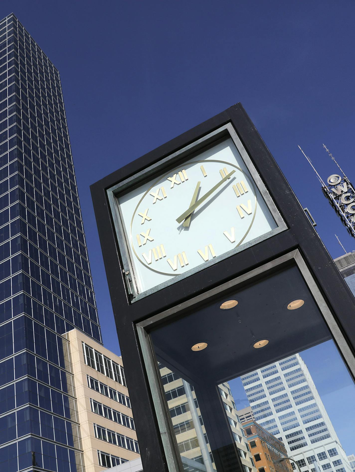 1004775466 - A rundown on the new Nicollet Mall, focusing on design elements, artwork, plantings and other details, in a graphic story form. [ The Star Tribune 2017 Star Tribune Photos By Tom Wallace