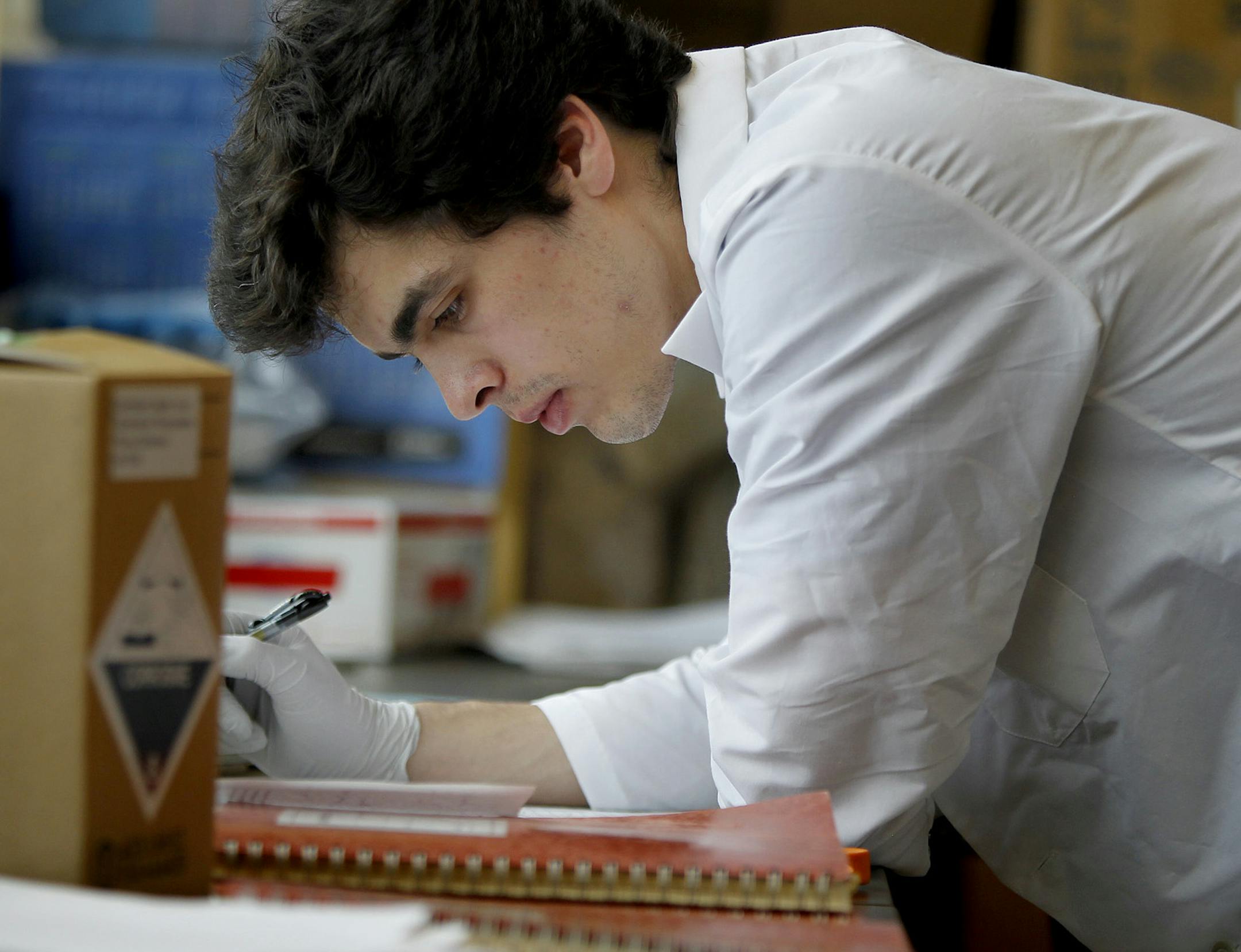 Josh Bush, a U of M junior who hopes to apply to medical school, worked in a lab at the McGuire Translational Research Facility, Wednesday, May 7, 2014 in Minneapolis, MN. ] (ELIZABETH FLORES/STAR TRIBUNE) ELIZABETH FLORES • eflores@startribune.com