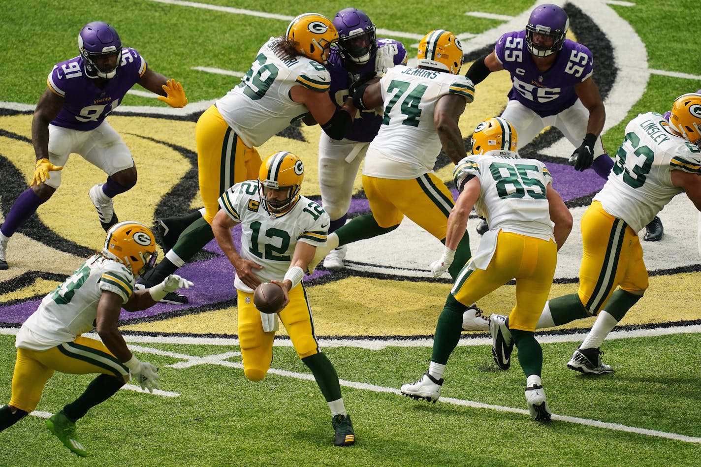 Packers quarterback Aaron Rodgers handed the ball off to Aaron Jones in the fourth quarter.