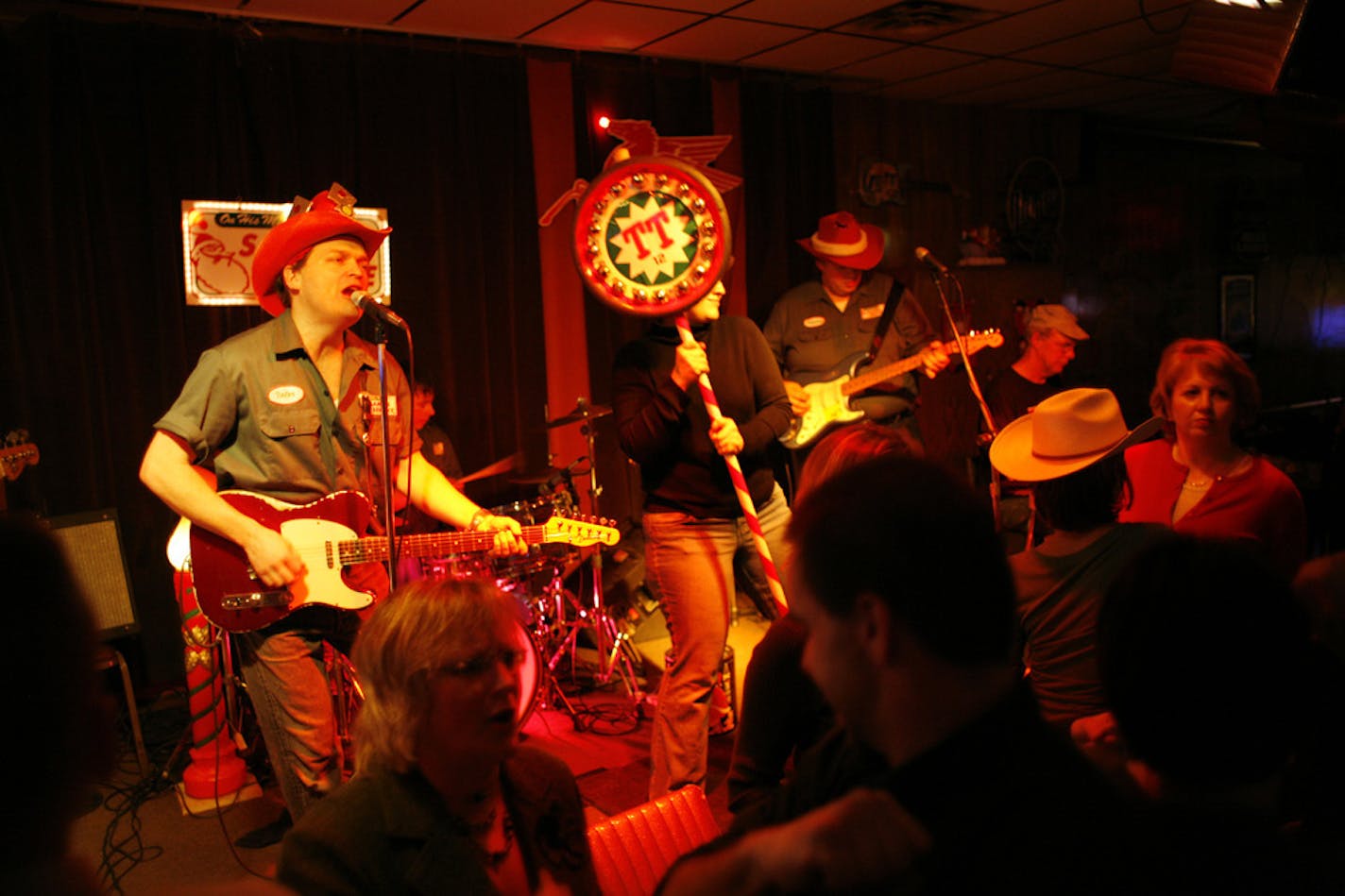 Richard Tsong-Taatarii/Star Tribune Minneapolis, MN;12/6/05;left to right: "Trashy Little X-Mas Show" by local country band Trailer Trash drew a big crowd at Lee's Liquor Lounge. The show moves to the pristine Fitzgerald this year.