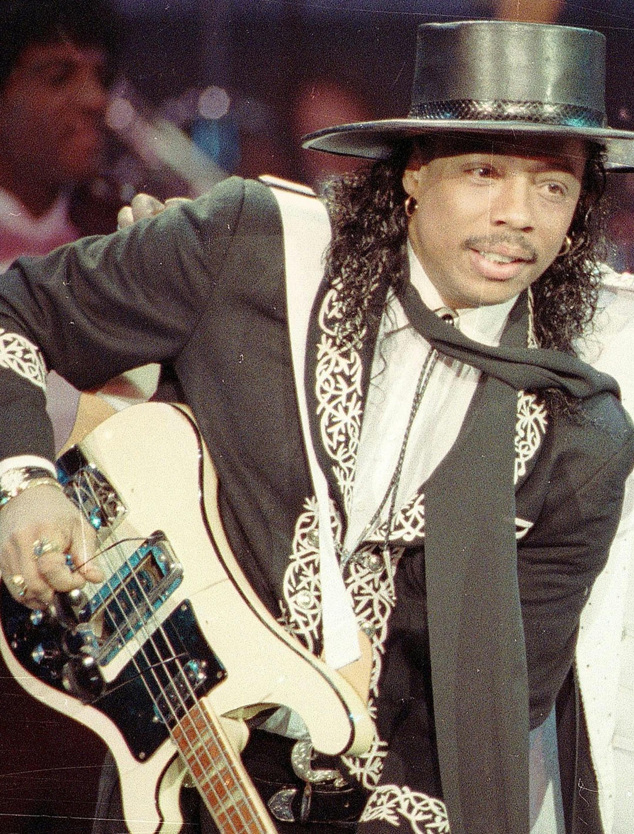 ** FILE ** James Brown, the Godfather of Soul, performs with singers Rick James, left, at the Wiltern Theater in Los Angeles, in this June 11, 1991 file photo. James died Friday, Aug. 6, 2004, at his home in Los Angeles of natural causes. (AP Photo/Kevork Djansezian, File) ORG XMIT: LA105