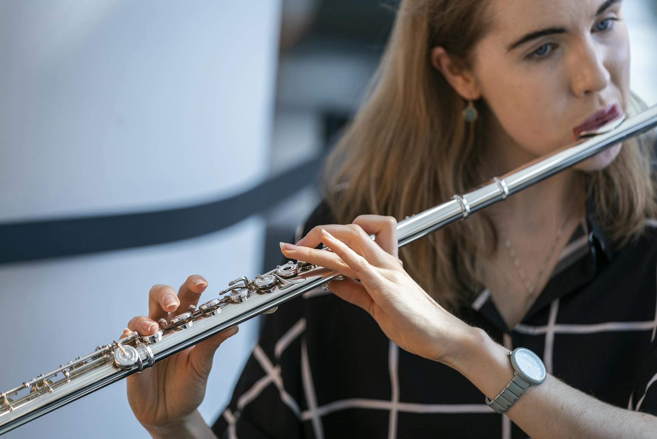 Megan Reich performs in the lobby of the University of Minnesota Health Clinics and Surgery Center. ] LEILA NAVIDI • leila.navidi@startribune.com BACKGROUND INFORMATION: Megan Reich, a flute player and University of Minnesota master's student, performs in the lobby of the University of Minnesota Health Clinics and Surgery Center as part of a Music Outreach in Healthcare Settings class on Thursday, April 25, 2019.