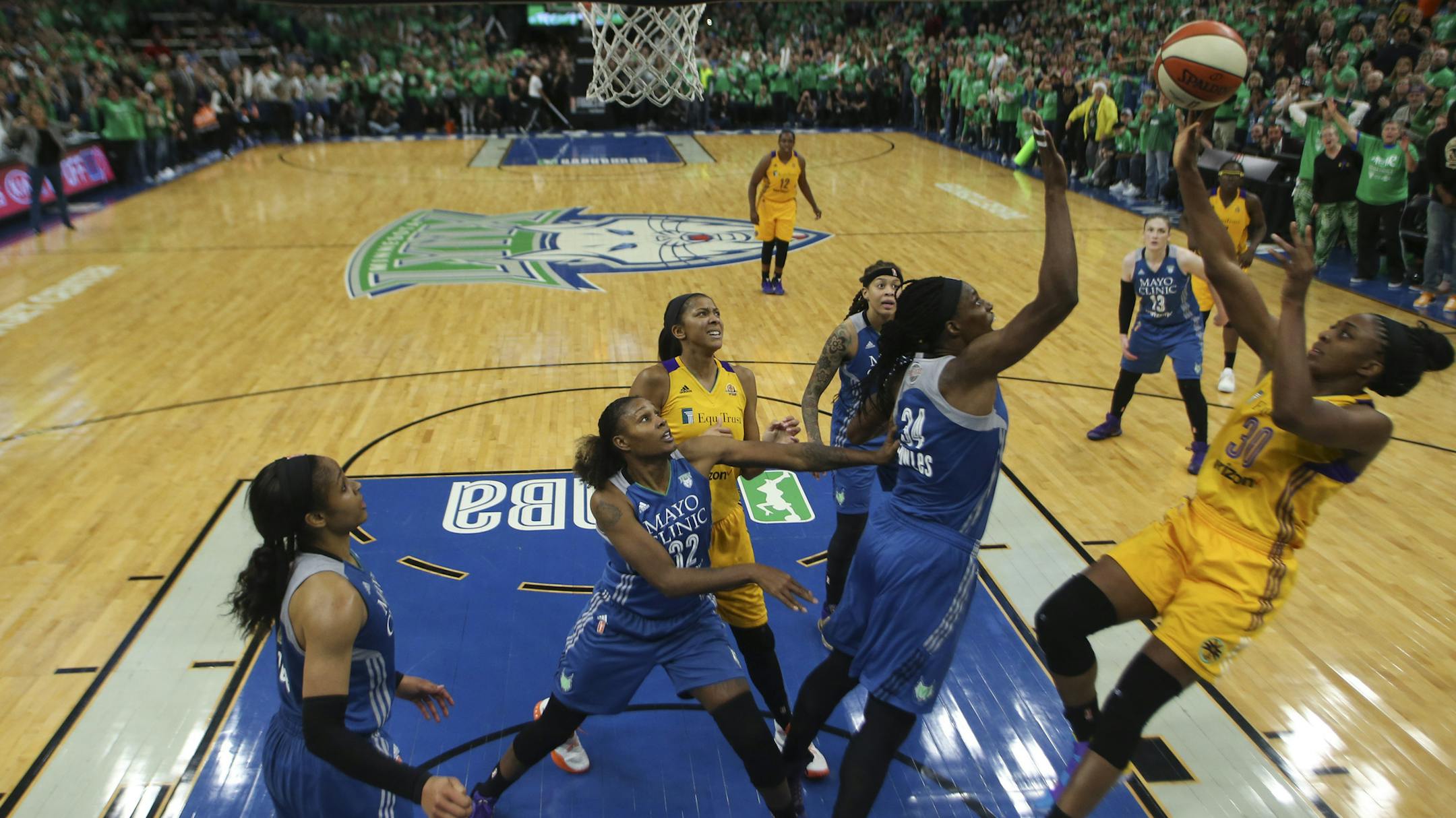 Nneka Ogwumike (30) hit the winning basket.