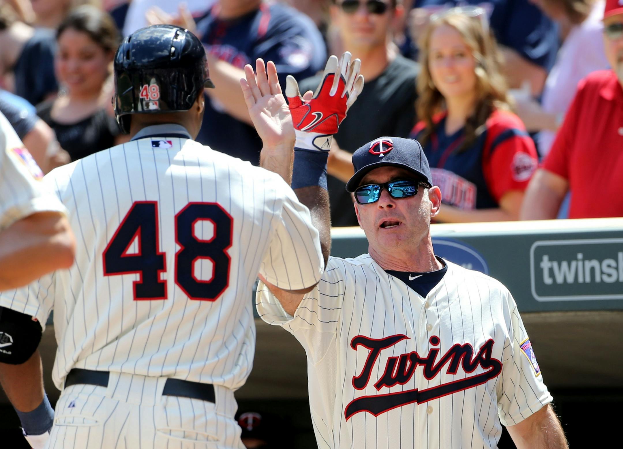 Torii Hunter gets a high five from manager Paul Molitor.