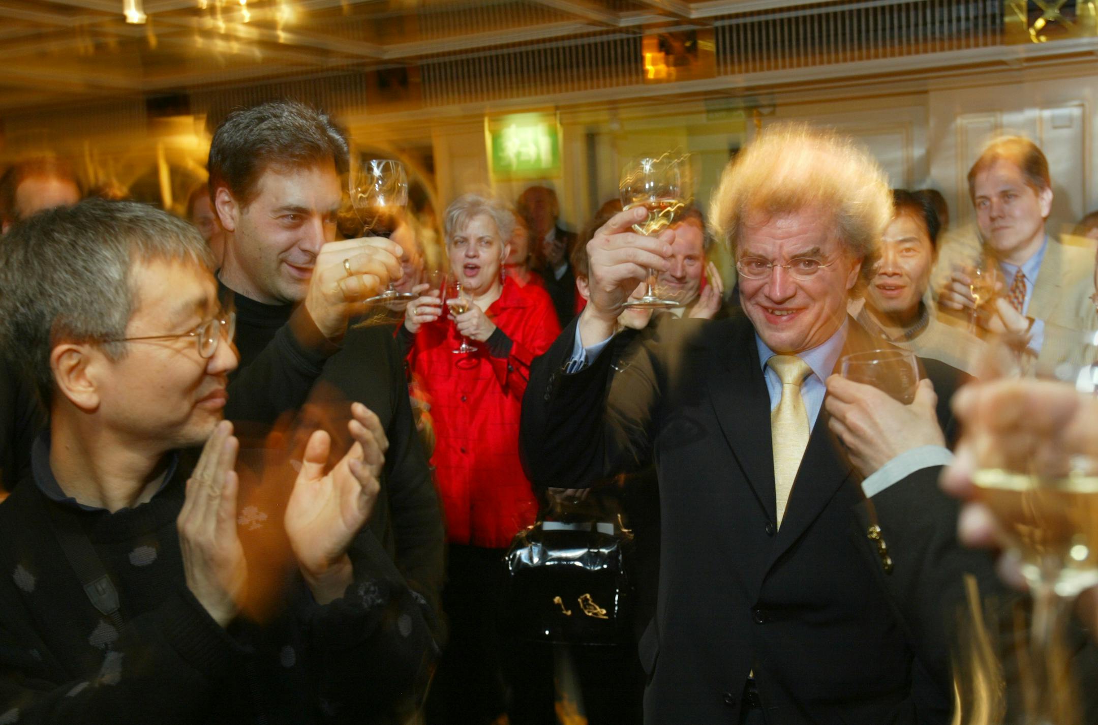 Vänskä led a toast after the Minnesota Orchestra performed at the Barbican Centre in London on Feb. 22, 2004. From left, violist Eiji Ikeda, principal cellist Tony Ross and concertmaster Jorja Fleezanis (in red).