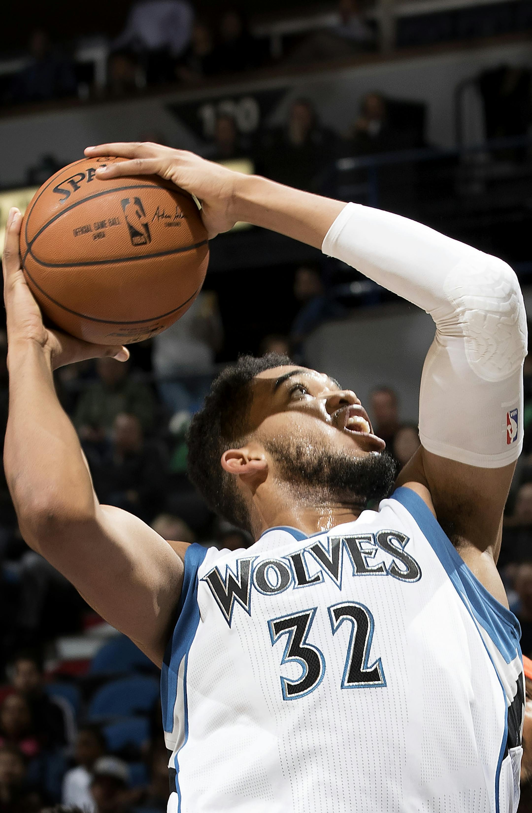 Karl-Anthony Towns (32) attempted a shot in the first quarter. ] CARLOS GONZALEZ cgonzalez@startribune.com - November 30, 2016, Minneapolis, MN, Target Center, NBA, Minnesota Timberwolves vs. New York Knicks