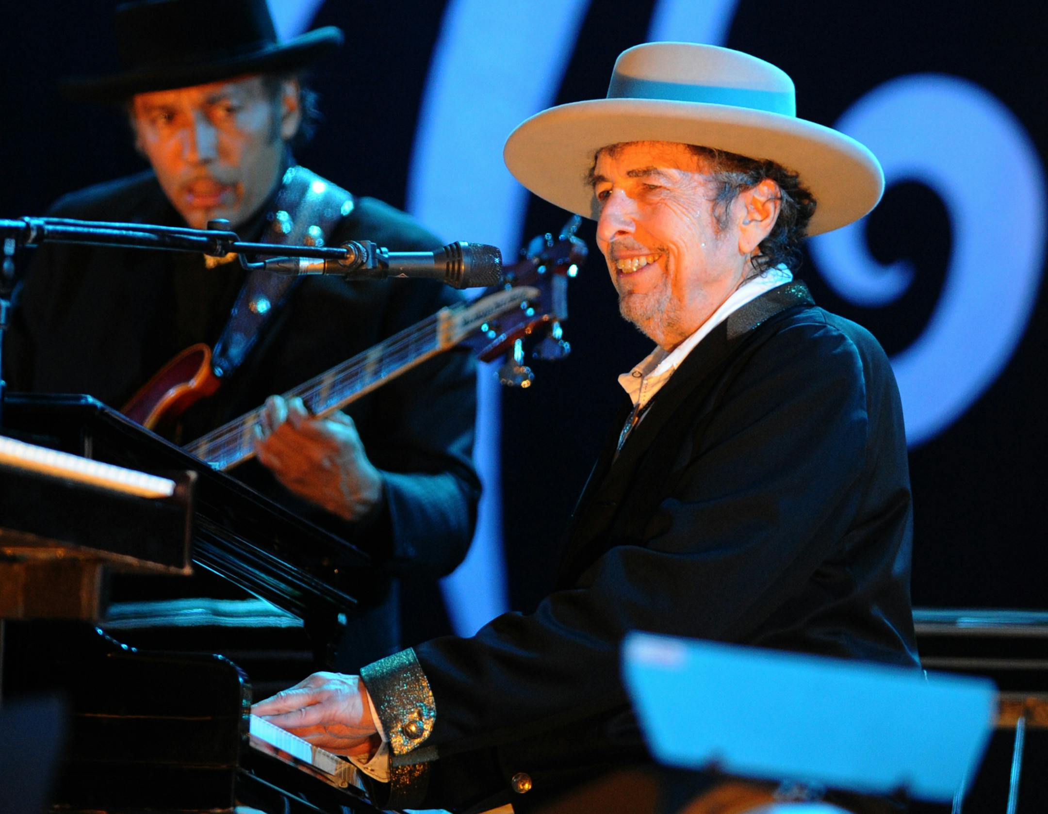 US legend Bob Dylan performs on stage during the 21st edition of the Vieilles Charrues music festival on July 22, 2012 in Carhaix-Plouguer, western France. AFP PHOTO / FRED TANNEAU (Photo credit should read FRED TANNEAU/AFP/GettyImages) ORG XMIT: MIN1301291128292098