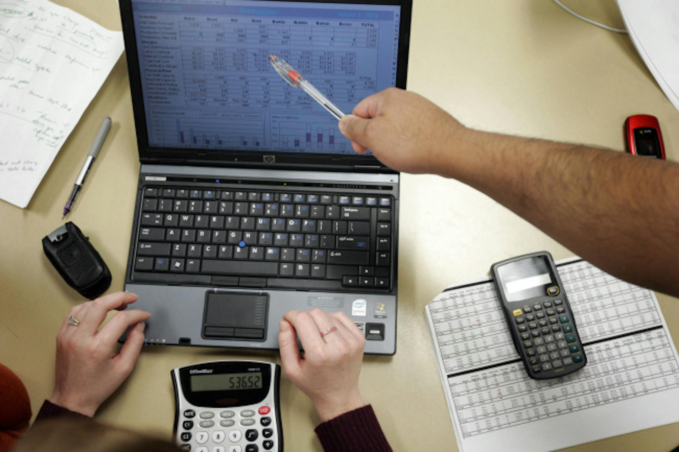 Bonnie Sheridan, at the computer, and Subilend Hem, pointing at the screen, continued their collaboration. The class is part of an MBA program at Bethel University, which offers flexible coursework for working adults.