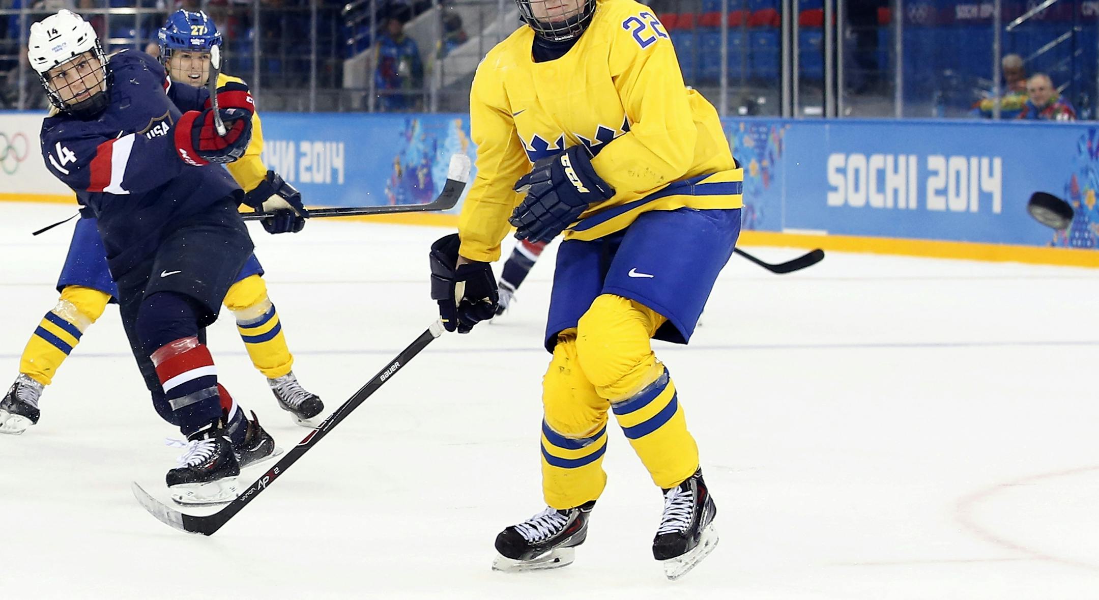 Brianna Decker (14) shot the puck and scored in the third period. USA beat Sweden by a final score of 6-1.