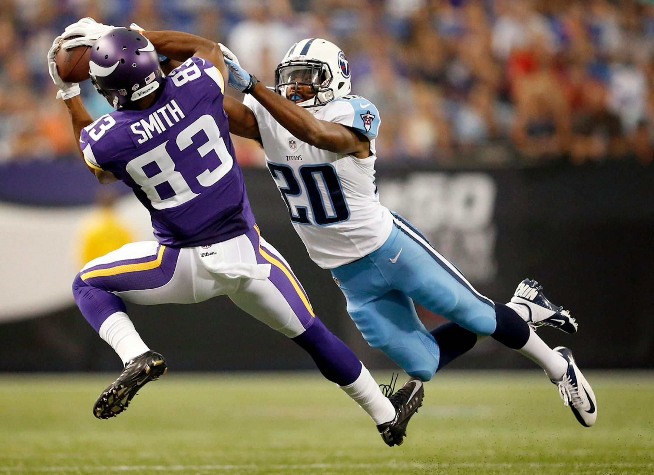 Vikings receiver Rodney Smith (83) caught a pass for a 28-yard gain while defended by Alterraun Verner (20) in the first quarter.