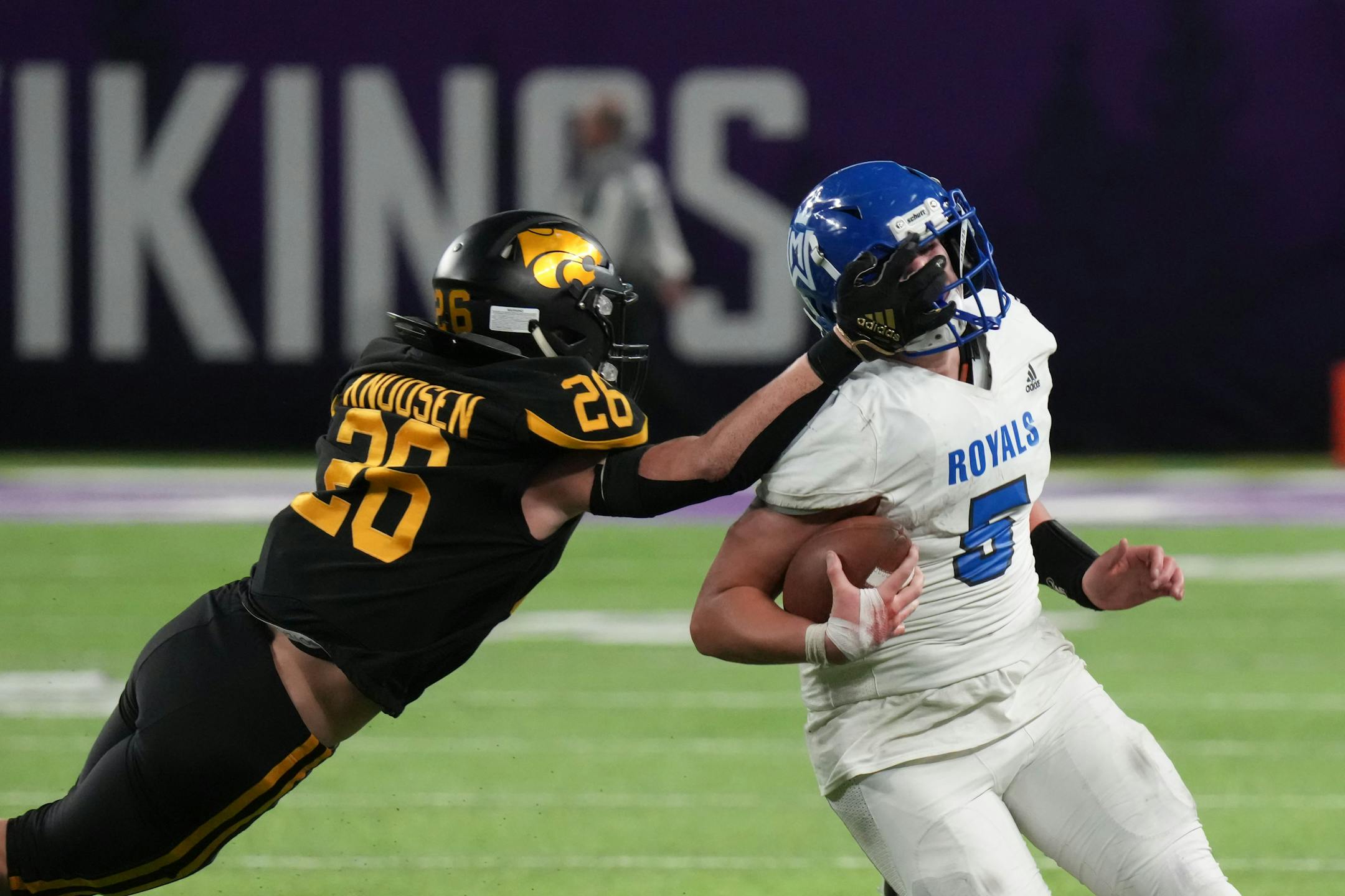 New London-Spicer Luke Knudsen (26) brought down Watertown-Mayer QB Albert Rundell (5) when he tried to run the ball in the fourth quarter in the Class 3A semifinal playoff game, New London-Spicer vs. Watertown-Mayer at U.S. Bank Stadium Saturday, Nov. 19, 2022 Minneapolis, Minn. ] GLEN STUBBE • glen.stubbe@startribune.com
