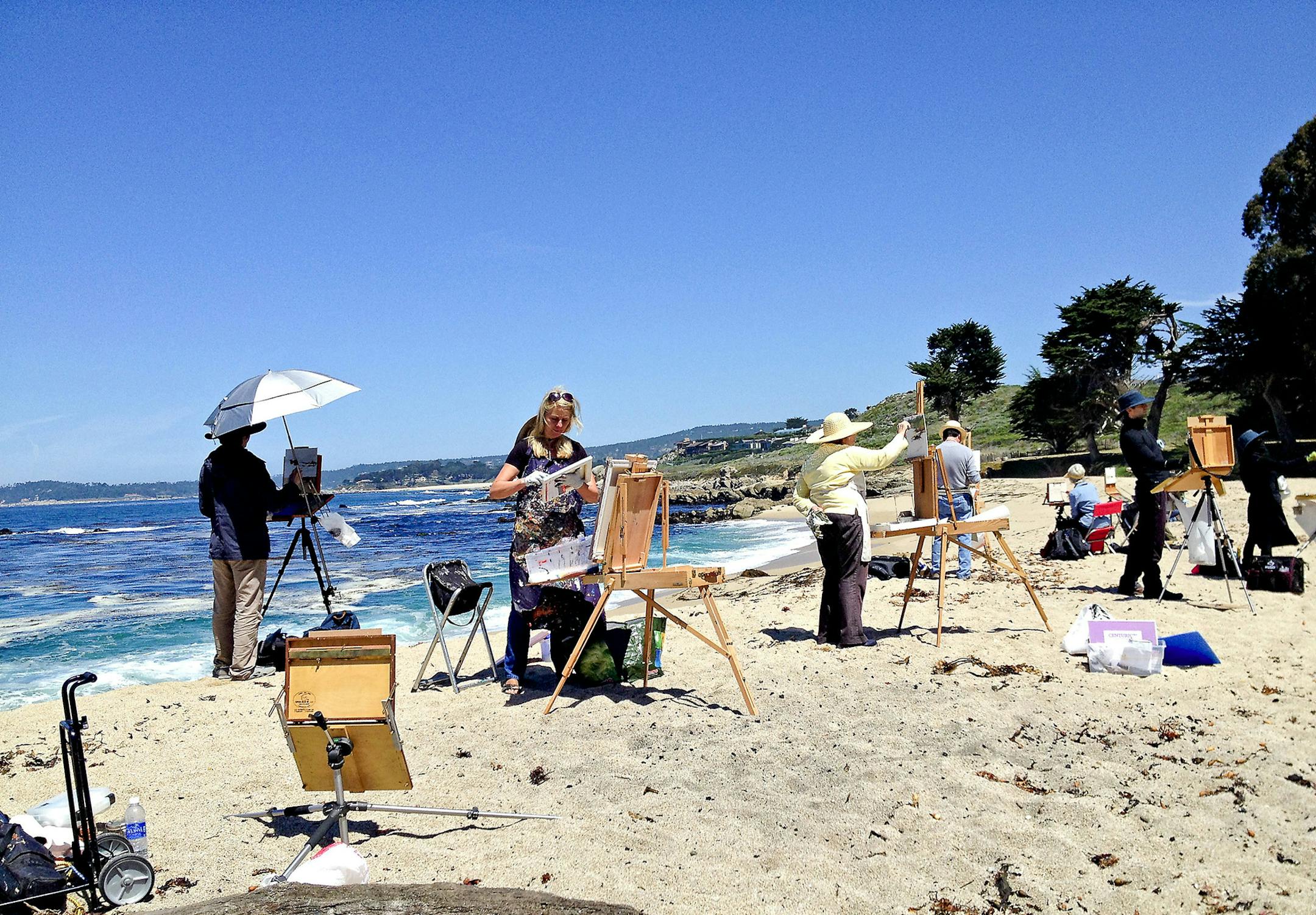 Painters capture the beauty of the Big Sur coastline at Monastery Beach near Carmel, just north of Point Lobos, Calif.. (Gretchen McKay/Pittsburgh Post-Gazette/TNS) ORG XMIT: 1171324