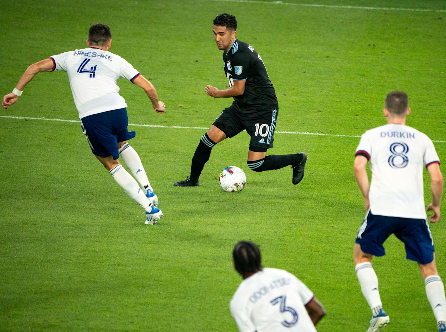 Minnesota United midfielder Emanuel Reynoso (10) moves through the defensive line during the second half of a match against D.C. United Saturday, July 16, 2022 at Allianz Field in St. Paul, Minn. Minnesota United won 2 to 0. ]