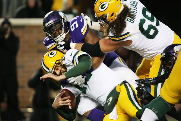 Vikings defensive end Everson Griffen (97) tackled Green Bay Packers quarterback Aaron Rodgers in 2015.