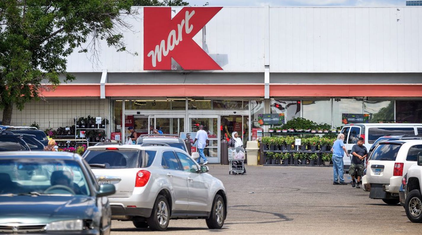 The city of Minneapolis has reached a $9.1 million deal to buy out the lease for the Kmart store on Lake Street, a decisive step toward its longtime goal of reopening Nicollet Avenue.