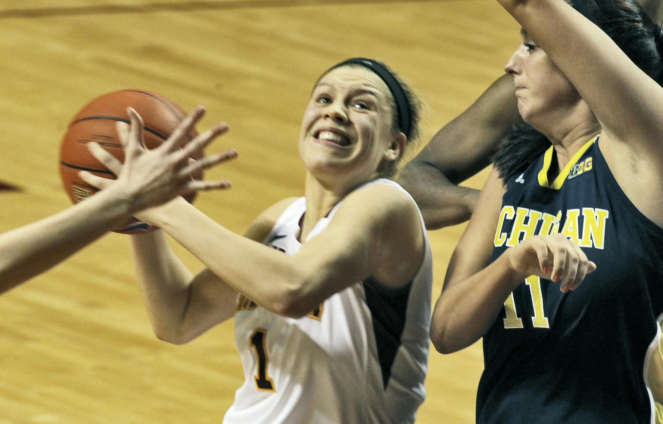 Minnesota's Rachel Banham drove past the defense of Michigan's Sam Arnold.