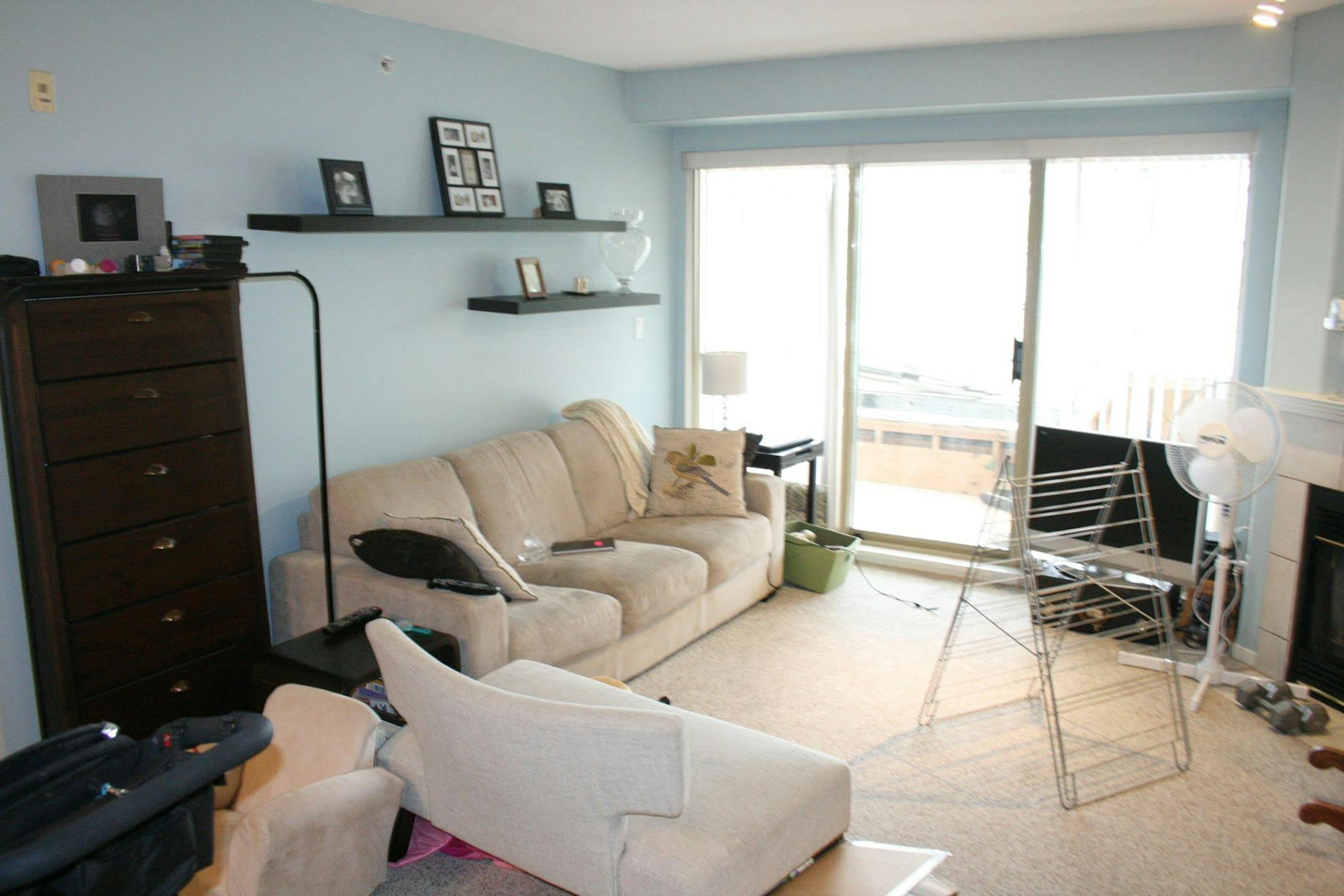 A den space before a "shop your house" redesign. (MCT) ORG XMIT: 1156742