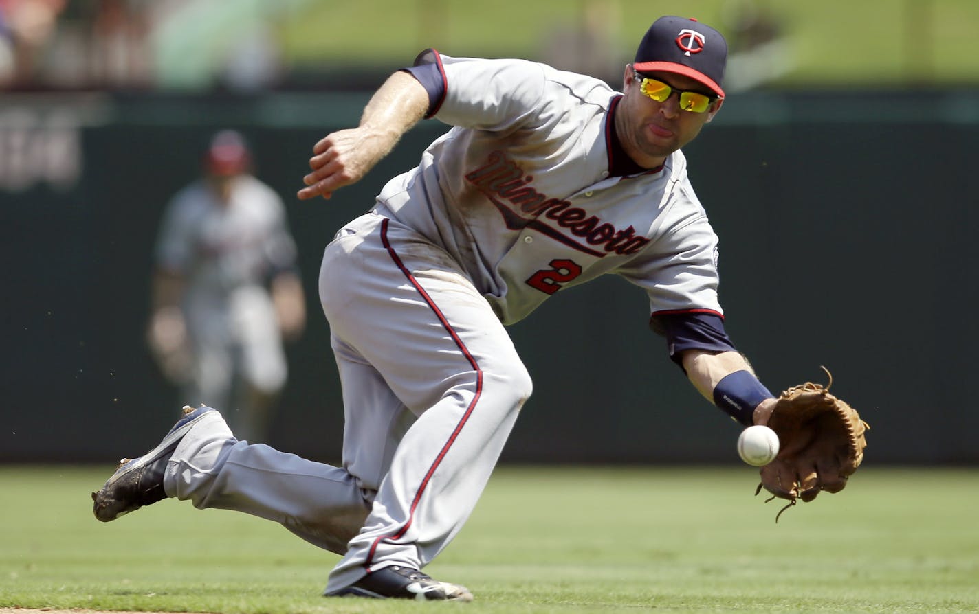 Minnesota Twins second baseman Brian Dozier (2)