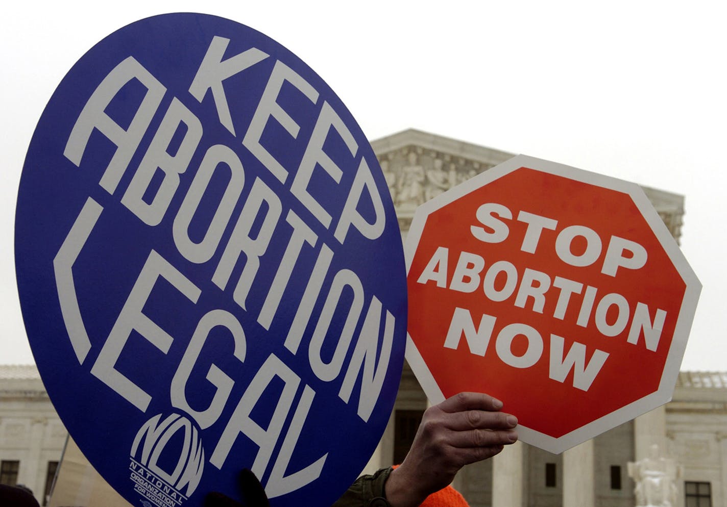 Anti-abortion marchers and some abortion-rights supporters at the U.S. Supreme Court on the anniversary of Roe v. Wade in January 2005. (Pete Souza/Chicago Tribune/TNS) ORG XMIT: 1706926