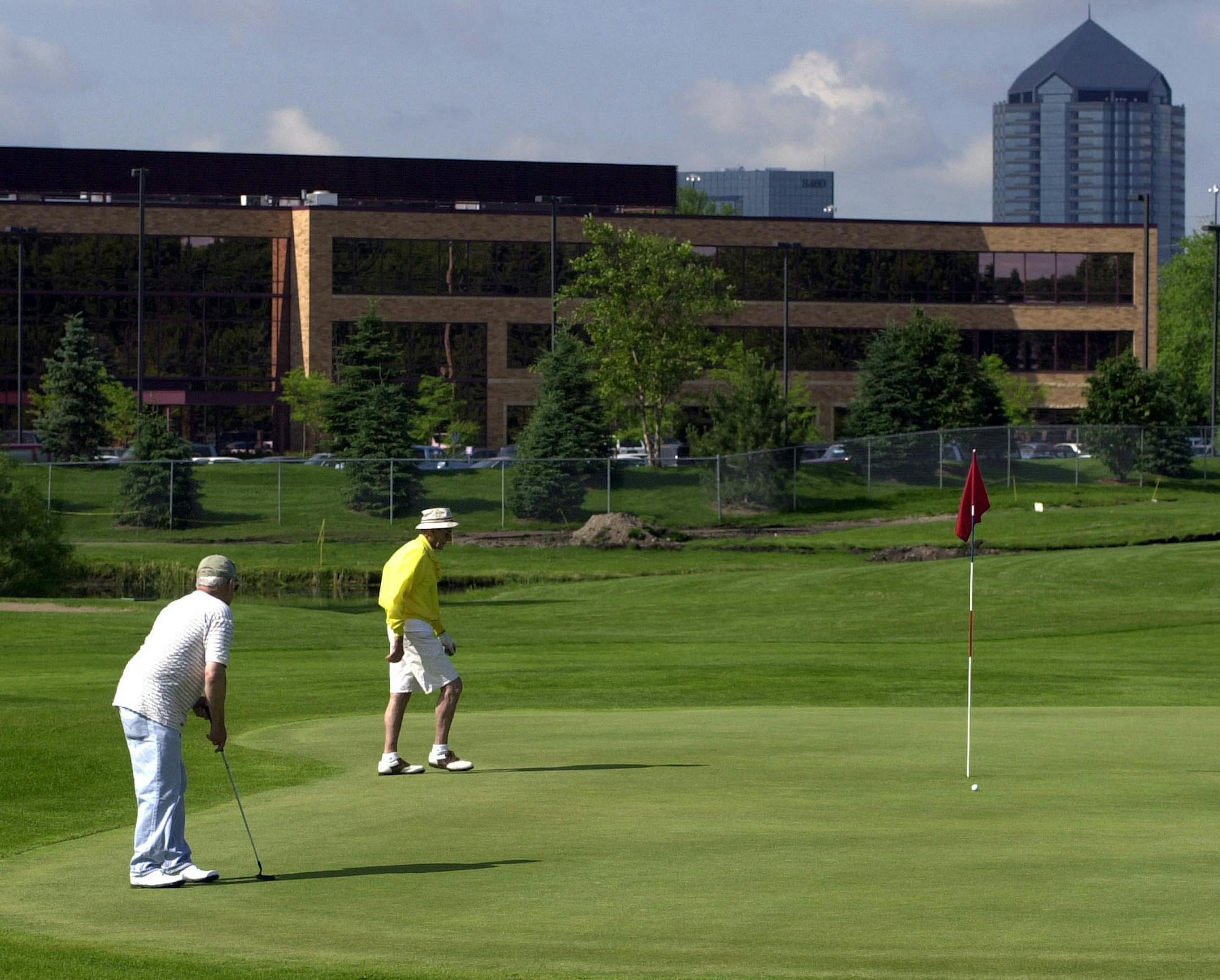 GENERAL INFORMATION: Edina,Mn Thursday .6/21/2001 Fred Richards, 9 hole golf course in Edina IN THIS PHOTO: The Fred Richards Golf Course is ringed by industrial building on the south side. view is of the 3rd hole. ORG XMIT: MIN2014021016452534 ORG XMIT: MIN1403171423160781