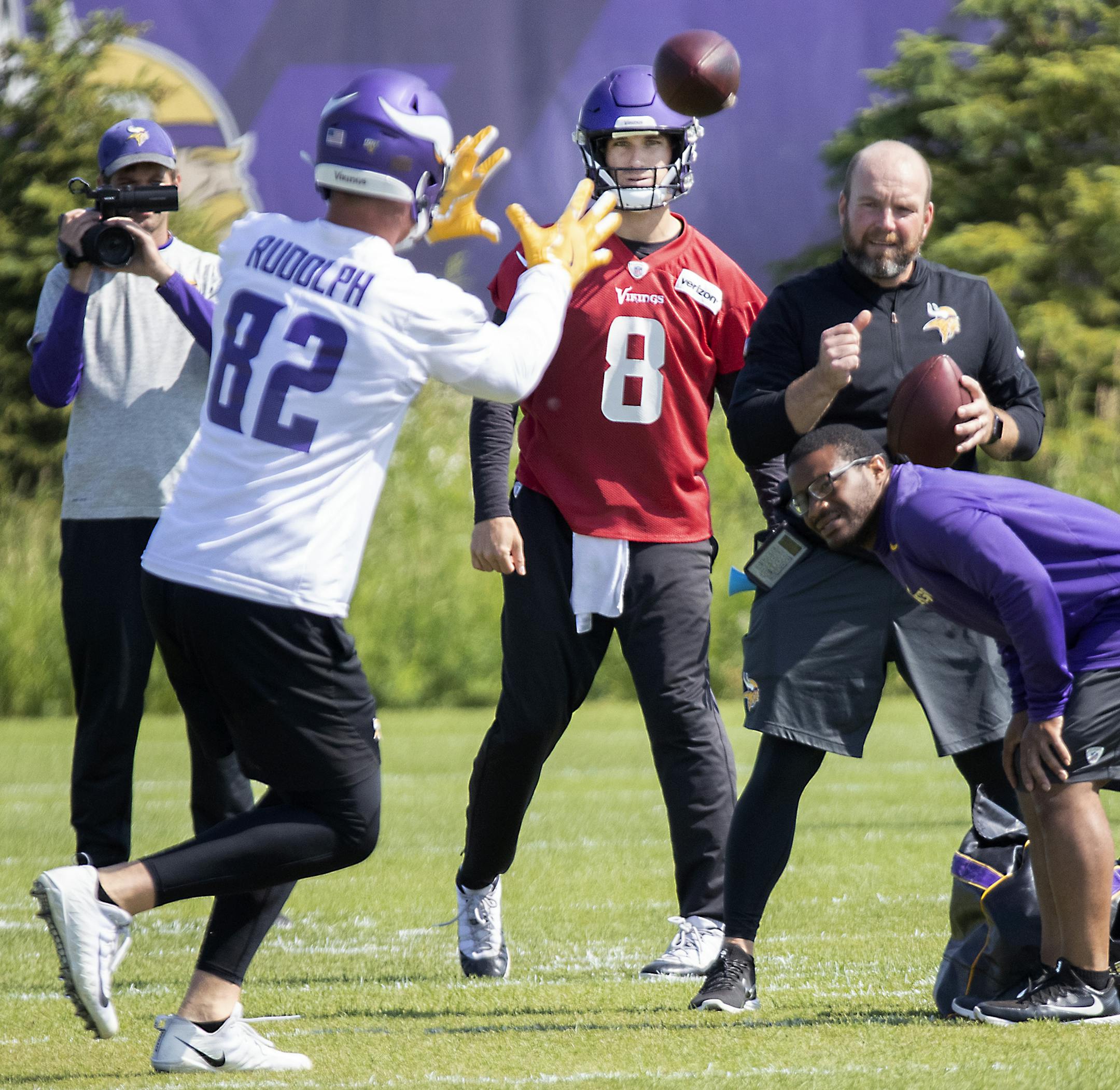 Minnesota Vikings quarterback Kirk Cousins, center, took to the field during Vikings minicamp at the TCO Performance Center, Wednesday, June 12, 2019 in Eagan, MN. ] ELIZABETH FLORES • liz.flores@startribune.com