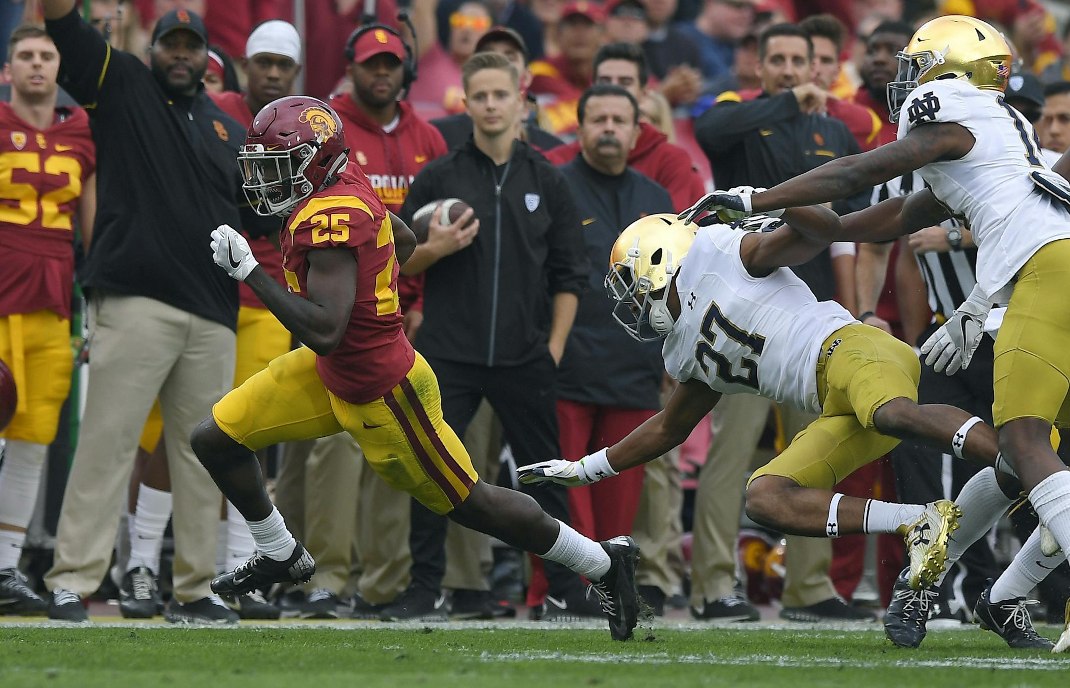 Southern California running back Ronald Jones II runs the ball 51 yards for a touchdown as Notre Dame cornerback Julian Love, center, and safety Devin Studstill defend during the first half of an NCAA college football game, Saturday, Nov. 26, 2016, in Los Angeles. (AP Photo/Mark J. Terrill)