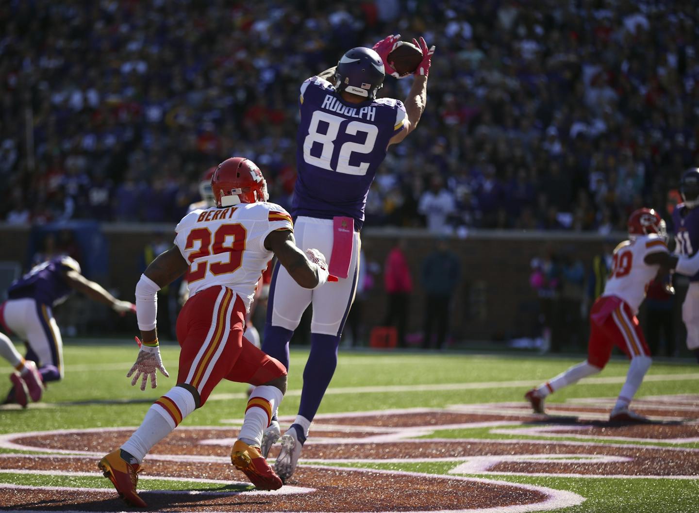 Vikings tight end Kyle Rudolph (82) caught a four yard touchdown pass in front of Kansas City free safety Eric Berry (29) in the second quarter Sunday afternoon.