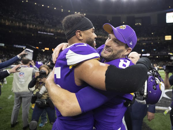 Minnesota Vikings outside linebacker Anthony Barr (55) left Vikings quarterback Kirk Cousins (8) at the end off the game .] Jerry Holt • Jerry.Holt@