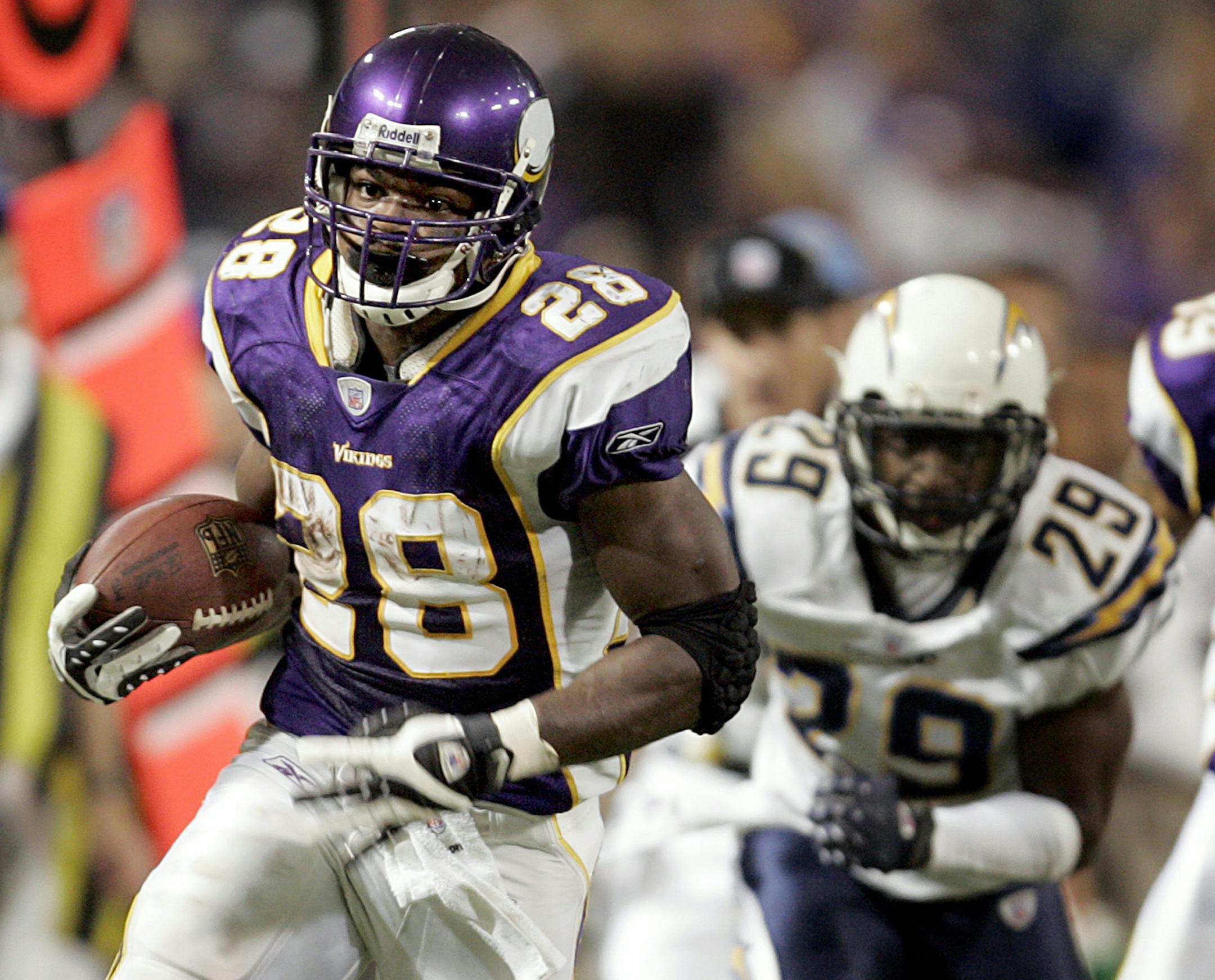 Minnesota Vikings running back Adrian Peterson, (28) races down field during a 46-yard touchdown run in the fourth quarter against the San Diego Chargers. The Vikings defeated the Chargers, 35-17, at the Metrodome in Minneapolis, Minnesota, Sunday, November 4, 2007. (Carlos Gonzalez/Minneapolis Star Tribune/MCT) ORG XMIT: 1050819 ORG XMIT: MIN2015092412581865